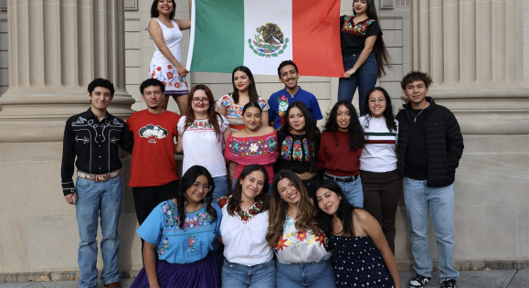 Members of Ballet Folklórico
