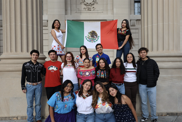 Members of Ballet Folklórico